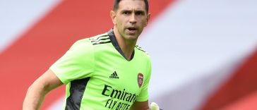 Emiliano Martinez: Aston Villa complete signing of goalkeeper from Arsenal